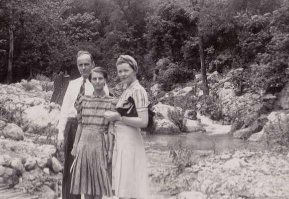 1941, September: Wallace, Esther and Emmy in Monterrey, Mexico.