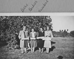 1946: The proud den mothers